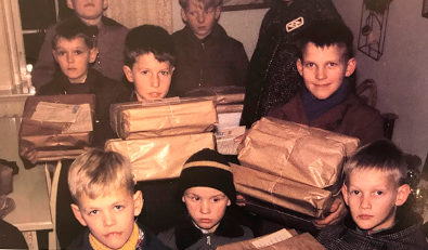 Børn med pakker - jul i 50'erne