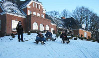 Børn leger i sneen - Fjordmark