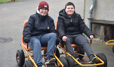 Drenge på mooncars