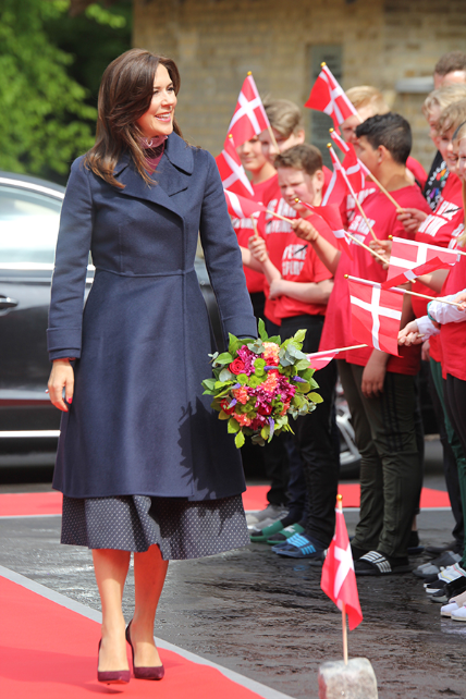 Kronprinsesse Mary modtages af børnene