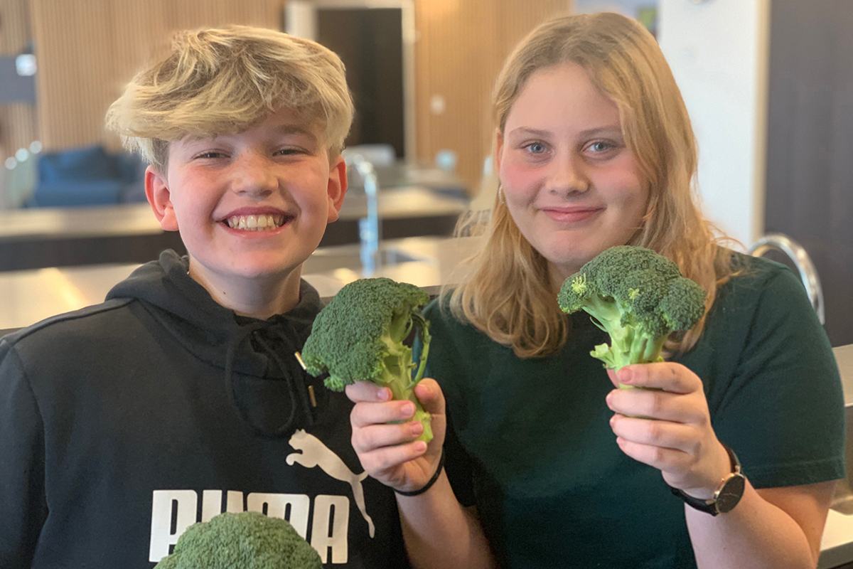 Børn i køkken med broccoli