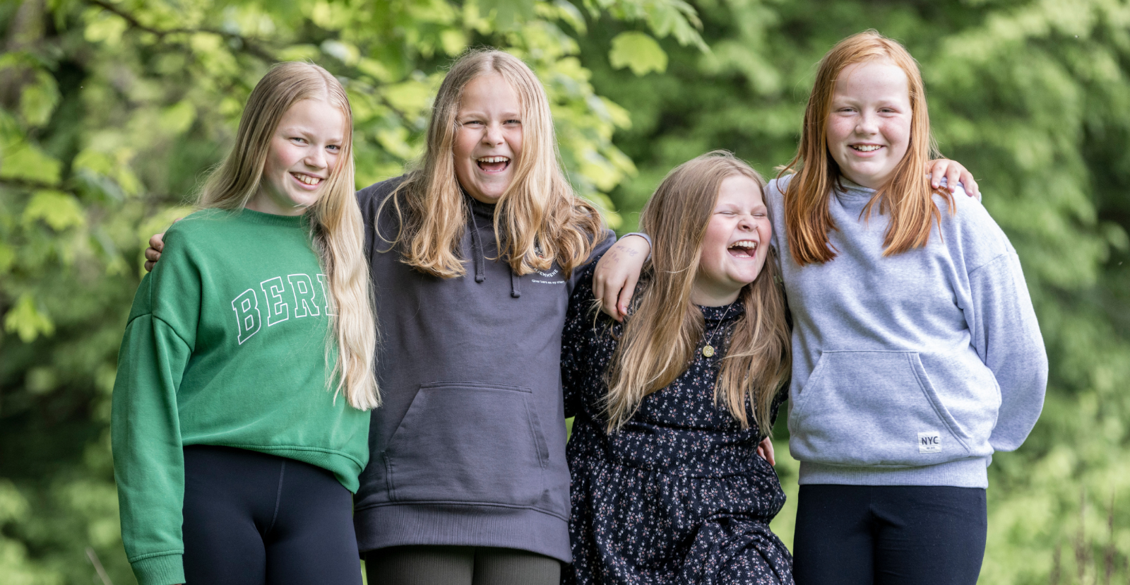 glade piger holder om hinanden
