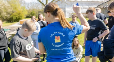 Pædagog med børn udendørs på Julemærkehjemmet Skælskør