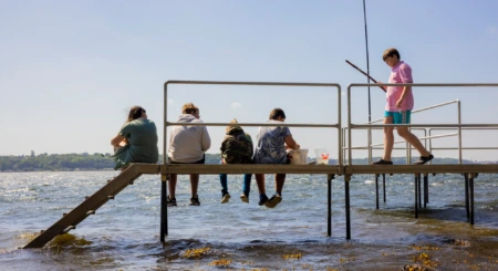 Fem børn på badebro