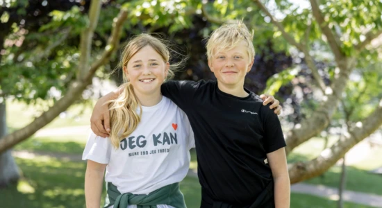 En dreng og en pige holder om hinandens skuldre
