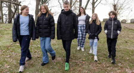 Seks børn går rundt uden for Julemærkehjemmet Fjordmark