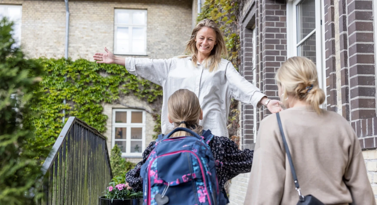 Børn på Julemærkehjem der modtages med åbne arme af pædagog