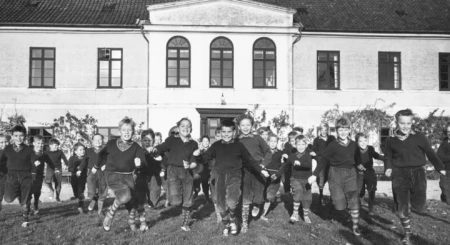 Lindesvold med glade Julemærkebørn