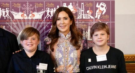 Dronningen sammen med to børn fra Julemærkehjemmene